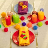 Plats multicolores et serviettes de toile avec le décor tricoté table images libres de droits Plats multicolores et serviettes de toile avec le décor tricoté table images libres de droits