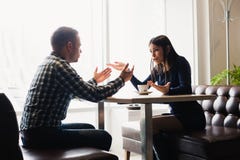 Platsen i kafé - koppla ihop konflikten som argumenterar under lunchen Royaltyfria Foton Platsen i kafé - koppla ihop konflikten som argumenterar under lunchen Royaltyfria Foton