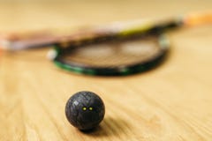 Platta till den modiga begrepps-, racket- och bollcloseupsikten arkivbild Platta till den modiga begrepps-, racket- och bollcloseupsikten arkivbild