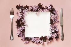 Platte und Tischbesteck verziert lizenzfreie stockfotografie Platte und Tischbesteck verziert lizenzfreie stockfotografie