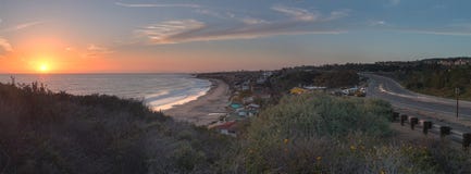 Plattelandshuisjes langs Crystal Cove Beach bij zonsondergang royalty-vrije stock fotografie Plattelandshuisjes langs Crystal Cove Beach bij zonsondergang royalty-vrije stock fotografie