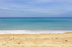 Playa arenosa tropical con la imagen de fondo del océano azul y del cielo azul para el fondo de la naturaleza o el fondo del ver fotos de archivo libres de regalías Playa arenosa tropical con la imagen de fondo del océano azul y del cielo azul para el fondo de la naturaleza o el fondo del ver fotos de archivo libres de regalías