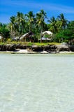 Playa blanca rocosa tropical hermosa de la arena con las palmas Foto de archivo libre de regalías Playa blanca rocosa tropical hermosa de la arena con las palmas Foto de archivo libre de regalías