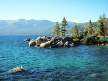 Playa de piedra, agua de la turquesa en Lake Tahoe, Nevada imagen de archivo libre de regalías Playa de piedra, agua de la turquesa en Lake Tahoe, Nevada imagen de archivo libre de regalías