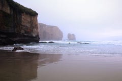 Playa del túnel cerca de Dunedin en la niebla de la madrugada, isla del sur, Nueva Zelanda fotografía de archivo Playa del túnel cerca de Dunedin en la niebla de la madrugada, isla del sur, Nueva Zelanda fotografía de archivo