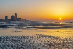 Playa en la puesta del sol, Flandes de Ostende foto de archivo libre de regalías Playa en la puesta del sol, Flandes de Ostende foto de archivo libre de regalías