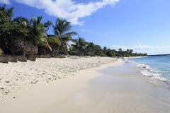 Playa tropical de la isla con la arena blanca foto de archivo libre de regalías Playa tropical de la isla con la arena blanca foto de archivo libre de regalías