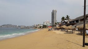 Playa y hotel de Acapulco en el día foto de archivo libre de regalías Playa y hotel de Acapulco en el día foto de archivo libre de regalías
