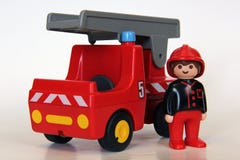 Playmobil - strażak z pożarniczym silnikiem zdjęcia stock Playmobil - strażak z pożarniczym silnikiem zdjęcia stock