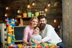 Playschoolconcept Het spel van het Playschooljonge geitje met moeder en vader Gelukkige familie in playschool Playschoolonderwijs stock afbeelding Playschoolconcept Het spel van het Playschooljonge geitje met moeder en vader Gelukkige familie in playschool Playschoolonderwijs stock afbeelding