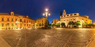 Plaza Virgen de Los Reyes τη νύχτα, Σεβίλη, Ισπανία στοκ εικόνα Plaza Virgen de Los Reyes τη νύχτα, Σεβίλη, Ισπανία στοκ εικόνα