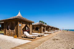 Plaża przy luksusowym hotelem zdjęcie stock Plaża przy luksusowym hotelem zdjęcie stock