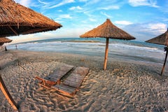 Plażowi krzesła i parasol na pięknej wyspie, szeroki kąta wizerunek zdjęcia royalty free Plażowi krzesła i parasol na pięknej wyspie, szeroki kąta wizerunek zdjęcia royalty free