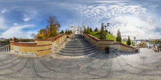 Plein panorama sphérique sans couture 360 degrés d'angle de remblai de vue sur les escaliers devant l'église orthodoxe panorama 3 photographie stock libre de droits Plein panorama sphérique sans couture 360 degrés d'angle de remblai de vue sur les escaliers devant l'église orthodoxe panorama 3 photographie stock libre de droits