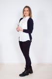 Pleine photo de taille de maquilleur féminin dans le style occasionnel tenant des instruments pour des traitements de beauté sur photos libres de droits Pleine photo de taille de maquilleur féminin dans le style occasionnel tenant des instruments pour des traitements de beauté sur photos libres de droits