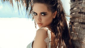 Plenerowa mody fotografia m?oda pi?kna kobieta z jaskrawym makeup i d?ugim k?dzierzawym w?osianym stylem przy morzem Lata pi?kna fotografia stock Plenerowa mody fotografia m?oda pi?kna kobieta z jaskrawym makeup i d?ugim k?dzierzawym w?osianym stylem przy morzem Lata pi?kna fotografia stock