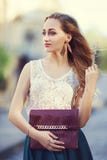 Plenerowy portret młody piękny modny damy odprowadzenie pozuje na ulicie Wzorcowy być ubranym elegancki odziewa dziewczyna zdjęcie stock Plenerowy portret młody piękny modny damy odprowadzenie pozuje na ulicie Wzorcowy być ubranym elegancki odziewa dziewczyna zdjęcie stock