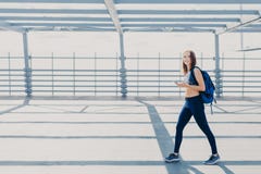 Plenerowy strzał piękna kobieta z szczupłym ciałem, ubierający w przypadkowym wierzchołku i leggings, niesie torbę, iść w gym, us obrazy royalty free Plenerowy strzał piękna kobieta z szczupłym ciałem, ubierający w przypadkowym wierzchołku i leggings, niesie torbę, iść w gym, us obrazy royalty free