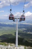Pleso de Skalnate, altas montañas/ESLOVAQUIA de Tatra - 6 de julio de 2017: Cablecarril del pueblo de Tatranska Lomnica para colo foto de archivo libre de regalías Pleso de Skalnate, altas montañas/ESLOVAQUIA de Tatra - 6 de julio de 2017: Cablecarril del pueblo de Tatranska Lomnica para colo foto de archivo libre de regalías