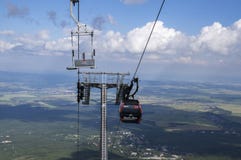 Pleso de Skalnate, altas montañas/ESLOVAQUIA de Tatra - 6 de julio de 2017: Cablecarril del pueblo de Tatranska Lomnica para colo foto de archivo libre de regalías Pleso de Skalnate, altas montañas/ESLOVAQUIA de Tatra - 6 de julio de 2017: Cablecarril del pueblo de Tatranska Lomnica para colo foto de archivo libre de regalías