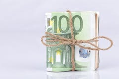Plik euro rachunki wiążący z arkaną i umieszczający na bielu zdjęcia royalty free Plik euro rachunki wiążący z arkaną i umieszczający na bielu zdjęcia royalty free