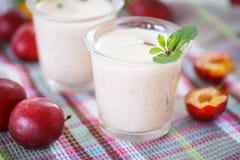 Plommonsmoothie Fotografering för Bildbyråer Plommonsmoothie Fotografering för Bildbyråer