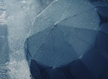 Pluie, automne, concept de temps - pluvieux, parapluie humide image stock Pluie, automne, concept de temps - pluvieux, parapluie humide image stock