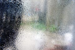 Pluie d'été sur le carreau de fenêtre image stock Pluie d'été sur le carreau de fenêtre image stock