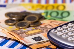 Pluma, calculadora, dinero, gráfico para las finanzas y concepto del negocio imágenes de archivo libres de regalías Pluma, calculadora, dinero, gráfico para las finanzas y concepto del negocio imágenes de archivo libres de regalías
