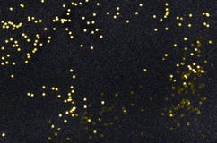 Pluma en superficie brillante del brillo y pequeñas estrellas de oro que brillan intensamente foto de archivo Pluma en superficie brillante del brillo y pequeñas estrellas de oro que brillan intensamente foto de archivo