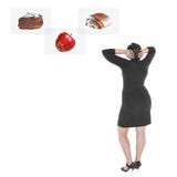 Plusgrößenfrau, die Wahl zwischen gesundem und ungesundem Lebensmittel trifft lizenzfreie stockfotografie Plusgrößenfrau, die Wahl zwischen gesundem und ungesundem Lebensmittel trifft lizenzfreie stockfotografie