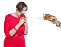 Plusgrößenfrau, die Wahl zwischen gesundem und ungesundem Lebensmittel trifft lizenzfreie stockfotografie Plusgrößenfrau, die Wahl zwischen gesundem und ungesundem Lebensmittel trifft lizenzfreie stockfotografie
