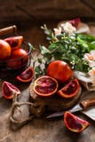 Plusieurs oranges sanguines avec des feuilles photos stock Plusieurs oranges sanguines avec des feuilles photos stock