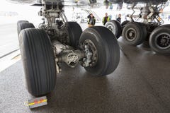 Pneus de travailleurs d'avion de Lufthansa Airbus A380 image stock Pneus de travailleurs d'avion de Lufthansa Airbus A380 image stock