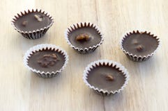 Pocas magdalenas del chocolate de la Navidad con las nueces y el ron puestos a tierra imagenes de archivo Pocas magdalenas del chocolate de la Navidad con las nueces y el ron puestos a tierra imagenes de archivo