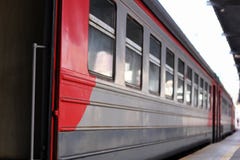 Pociągu pasażerskiego stojaki w stacji bez pasażerów zdjęcia stock Pociągu pasażerskiego stojaki w stacji bez pasażerów zdjęcia stock