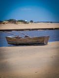 Poco barco en Barra de valizas, Uruguay, cerca de Cabo Polonio imagen de archivo libre de regalías Poco barco en Barra de valizas, Uruguay, cerca de Cabo Polonio imagen de archivo libre de regalías