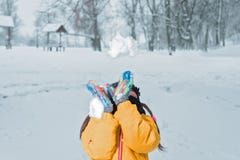 Poco girlwith lanza invierno de la nieve imágenes de archivo libres de regalías Poco girlwith lanza invierno de la nieve imágenes de archivo libres de regalías