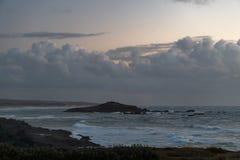 Poco isla con el cielo nublado y la onda fotos de archivo libres de regalías Poco isla con el cielo nublado y la onda fotos de archivo libres de regalías