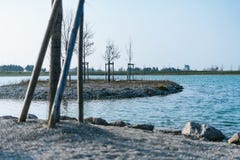 Poco isla en un lago con los árboles fotografía de archivo libre de regalías Poco isla en un lago con los árboles fotografía de archivo libre de regalías