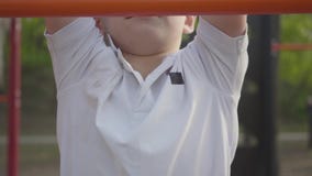Poco los pasos de los niños que suben del muchacho hermoso en el primer del patio Forma de vida activa, ni?ez despreocupada, ador almacen de video Poco los pasos de los niños que suben del muchacho hermoso en el primer del patio Forma de vida activa, ni?ez despreocupada, ador almacen de video