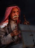 Poco Petra, †de Jordania “20 de junio de 2017: Viejo hombre beduino u hombre del árabe en el equipo tradicional, tocando su ins Foto de archivo Poco Petra, †de Jordania “20 de junio de 2017: Viejo hombre beduino u hombre del árabe en el equipo tradicional, tocando su ins Foto de archivo