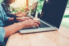 Początkowy biznes drużyny spotkanie pracuje na laptopu biznesu nowym Des obrazy stock Początkowy biznes drużyny spotkanie pracuje na laptopu biznesu nowym Des obrazy stock