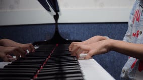 podaj pianino gra zdjęcie royalty free podaj pianino gra zdjęcie royalty free