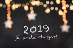 pode 2019 del ¡ del jà chegar in un fondo nero con le luci e le stelle vaghe immagini stock pode 2019 del ¡ del jà chegar in un fondo nero con le luci e le stelle vaghe immagini stock