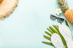 Podr??y mieszkania nieatutowe rzeczy: ?wie?y ananas, s?omiany kapelusz, kwiat, okulary przeciws?oneczni, pla?owi kapcie i palmowy zdjęcie stock Podr??y mieszkania nieatutowe rzeczy: ?wie?y ananas, s?omiany kapelusz, kwiat, okulary przeciws?oneczni, pla?owi kapcie i palmowy zdjęcie stock