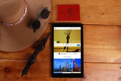 Podróż i pojęcie odizolowywający w drewnianym tle fotografia stock Podróż i pojęcie odizolowywający w drewnianym tle fotografia stock