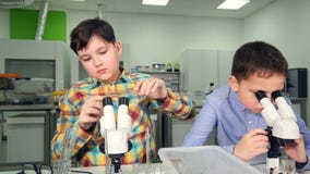 Podstawowe pełnoletnie chłopiec robi nauce eksperymentują w szkolnym laboratorium zdjęcie wideo Podstawowe pełnoletnie chłopiec robi nauce eksperymentują w szkolnym laboratorium zdjęcie wideo