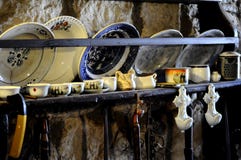 Podławy modny rocznika ceramiczny ustawiający na ścianie stary dom obrazy stock Podławy modny rocznika ceramiczny ustawiający na ścianie stary dom obrazy stock
