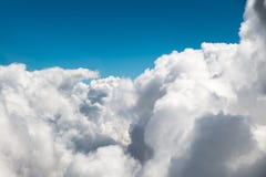 Pogodnego nieba abstrakcjonistyczny tło, piękny cloudscape na niebie, widok od okno samolotowy latanie w chmurach Obraz Stock Pogodnego nieba abstrakcjonistyczny tło, piękny cloudscape na niebie, widok od okno samolotowy latanie w chmurach Obraz Stock